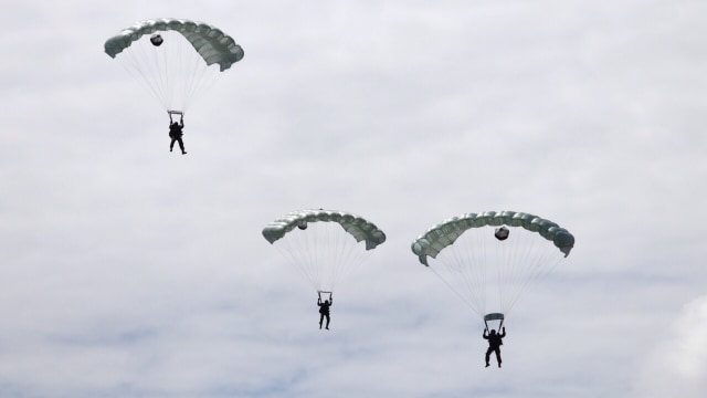 Atraksi udara dalam ulang tahun TNI AU ke-71. (Foto: Fanny Kusumawardhani/kumparan)