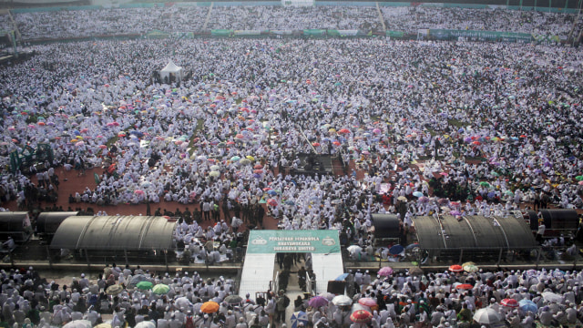 Warga Nahdlatul Ulama mengikuti Istighosah Kubro. (Foto: ANTARA FOTO/Umarul Faruq)