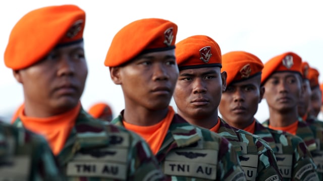 Sejumlah anggota TNI AU bersiap sebelum beraksi  (Foto: Fanny Kusumawardhani/kumparan)