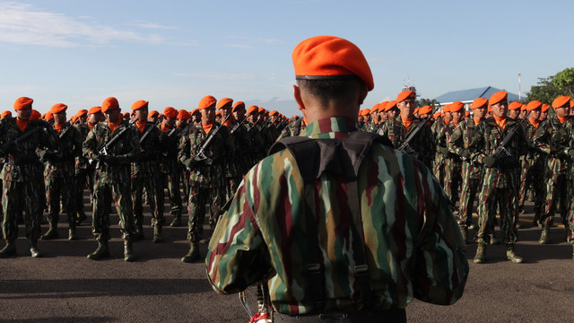 Sejumlah anggota TNI AU bersiap sebelum beraksi (Foto: Fanny Kusumawardhani/kumparan)