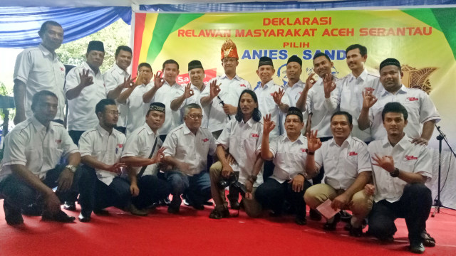 Anies bersama relawan masyarakat Aceh serantau (Foto: Marcia Audita/kumparan)