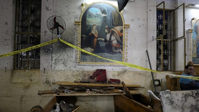 Kondisi di dalam gereja usai terkena ledakan bom. (Foto: REUTERS/Mohamed Abd El Ghany)