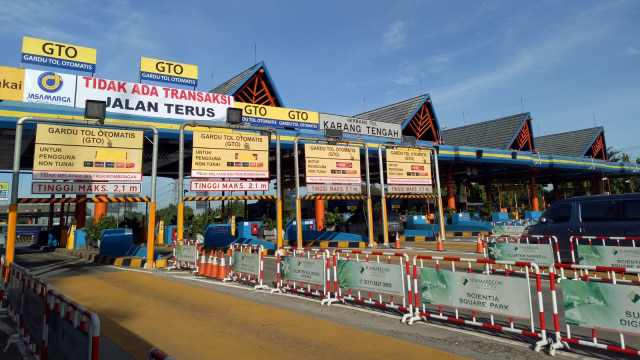 Arus lalu lintas di Gerbang Tol Karang Tengah. (Foto: Novan Nurul Alam/kumparan)