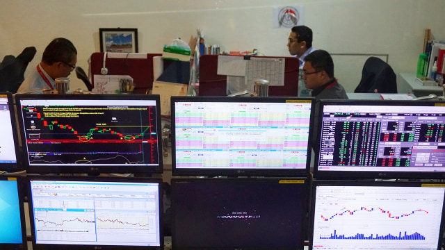 Petugas memantau di ruang pergerakan saham di BEI. (Foto: Aditia Noviansyah/kumparan)