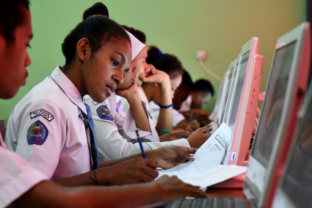Pelaksanaan Ujian Nasional di Jayapura. Foto: Indrayadi TH/Antara