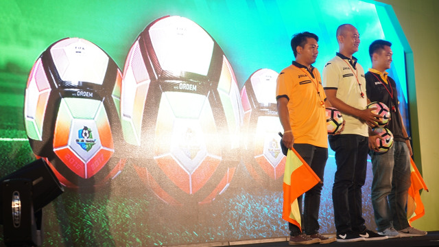 Kostum wasit baru di acara Gojek Traveloka Liga 1 Foto: Aditia Noviansyah/kumparan