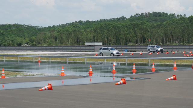 Pengetesan mobil di area Test Course (Foto: Gesit Prayogi/kumparan.com)
