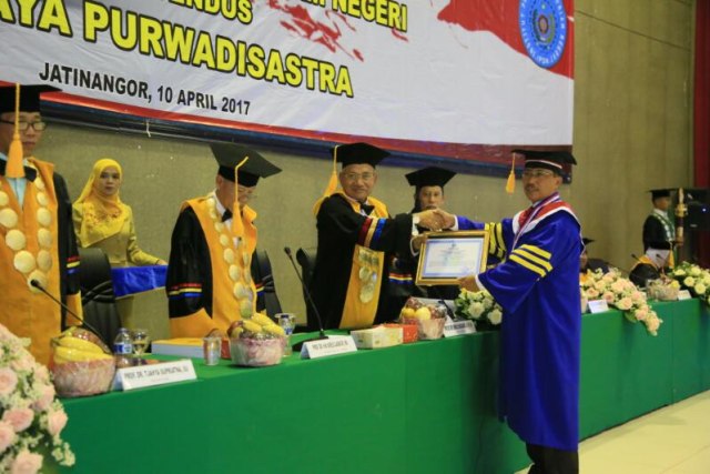 Bupati Cirebon Raih Gelar Doktor Ilmu Pemerintahan IPDN