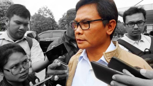 Johan Budi jenguk Novel di RS Mitra Keluarga (Foto: Anggi Dwiky Dermawan/kumparan)