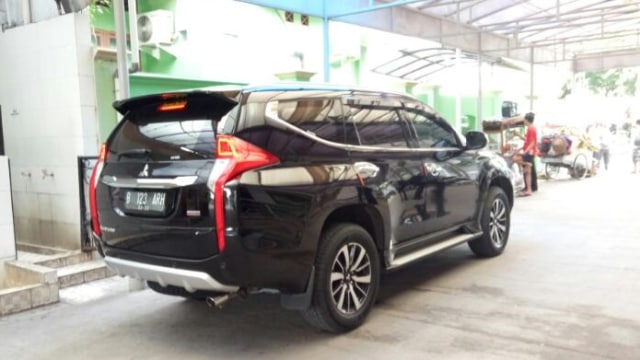 Mobil yang membawa Novel ke rumah sakit. (Foto: Ochi Amanaturrosyidah/kumparan)