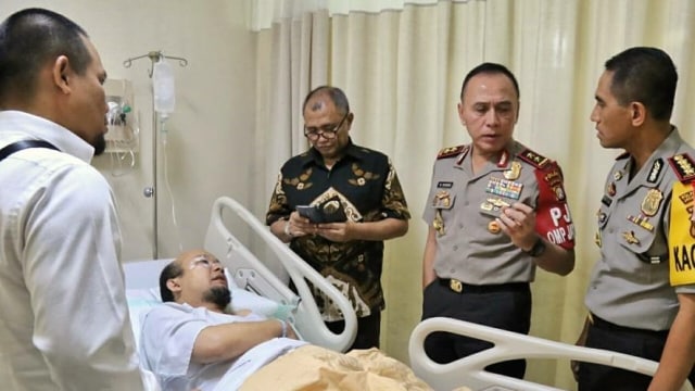 Irjen M Iriawan menjenguk Novel Baswedan. (Foto: Instagram/@spripimpoldametro)