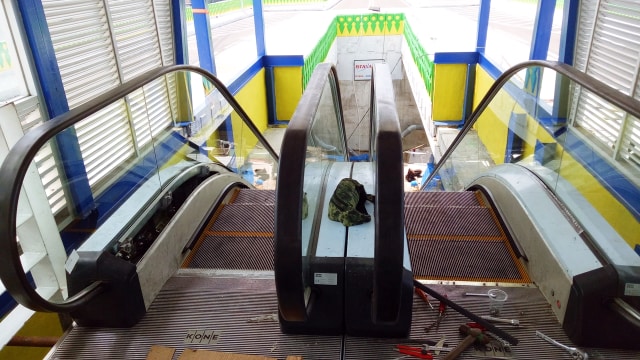 Eskalator Halte TJ Cipulir dalam penyelesaian. (Foto: Ainul Qalbi/kumparan)