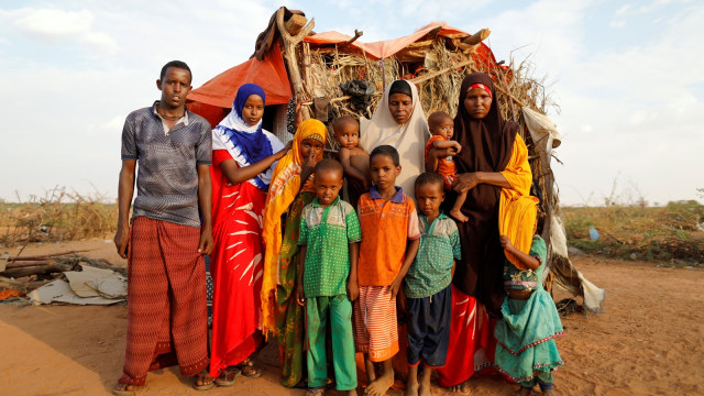 Zeinab dan keluarga. (Foto: Reuters/Zohra Bensemra)