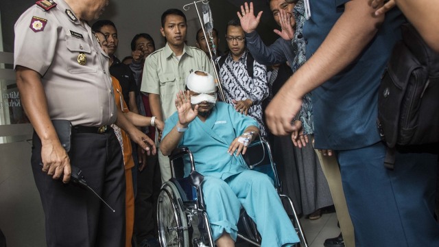 Novel Baswedan menyapa awak media. (Foto: Antara/Aprillio Akbar)