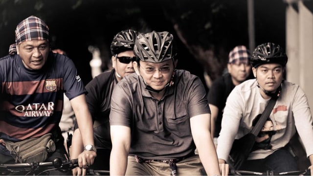 Ahok bersepeda ketika Car Free Day  (Foto: Instagram/@basukibtp)