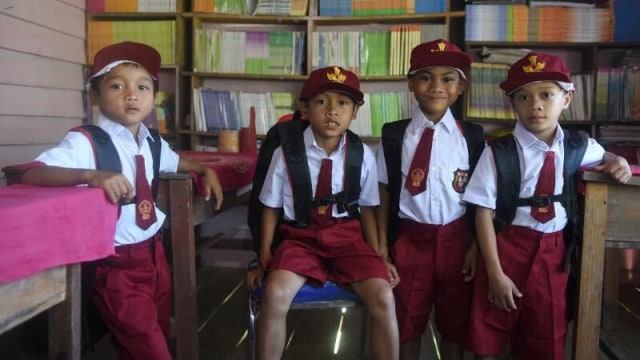 Pemintaan peralatan sekolah SD Bengkayang  (Foto: Twitter/@pramonoanung)