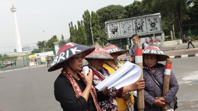 Kartini Kendeng Tabuh Lesung Jemput Keadilan (Foto: Fanny Kusumawardhani/kumparan)