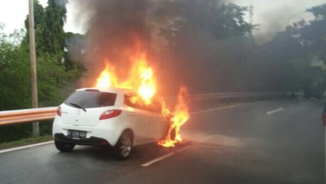 Mobil terbakar di Exit Tol Kodam Cawang (Foto: twitter/@TMCPoldaMetro)