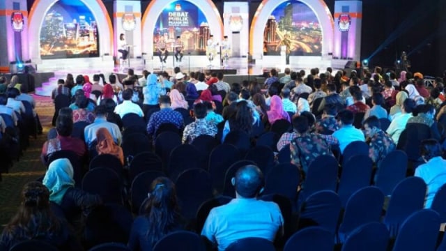 Kursi kosong dalam debat pilgub DKI putaran kedua. (Foto: Aditia Noviansyah/kumparan)