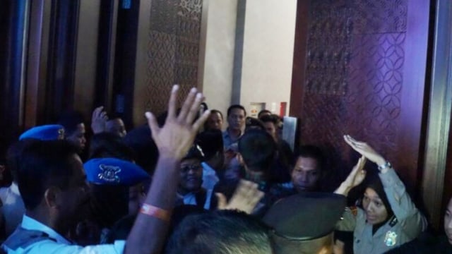 Keributan di lokasi debat pilgub putaran kedua. (Foto: Aditia Noviansyah/kumparan)