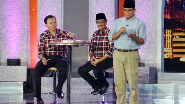 Anies menjawab pertanyaan pertama dalam debat. (Foto: Aditia Noviansyah/kumparan)
