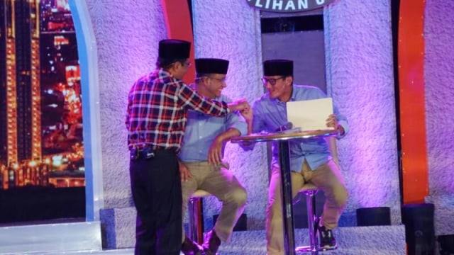 Sandi ingin mencium tangan Djarot. (Foto: Aditia Noviansyah/kumparan)