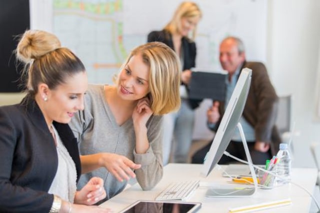 Berinteraksi dengan kolega. (Foto: Thinkstock)