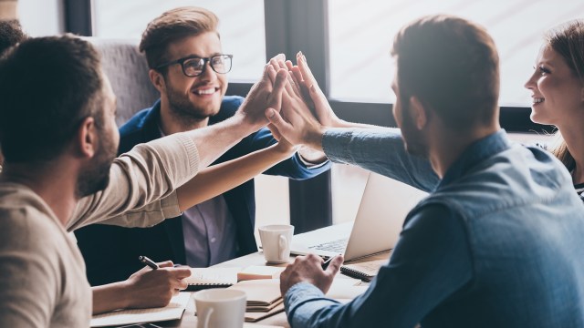 Mempunyai teman yang banyak. (Foto: Thinkstock)