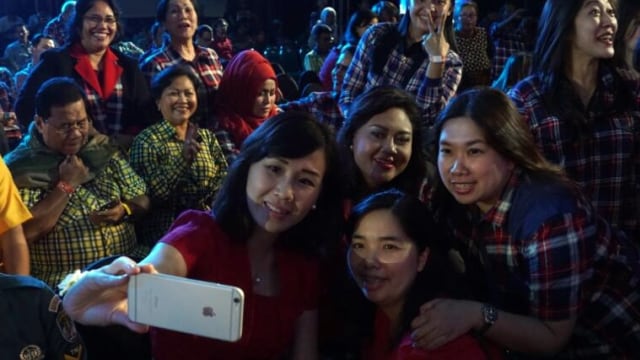Veronica selfie bersama Happy Djarot. (Foto: Aditia Noviansyah/kumparan)