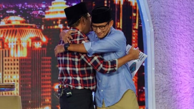 Djarot dan Sandi berpelukan. (Foto: Aditia Noviansyah/kumparan)
