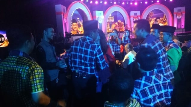 Djarot cium istri saat jeda Debat Pilgub (Foto: Akbar Ramadhan/kumparan)