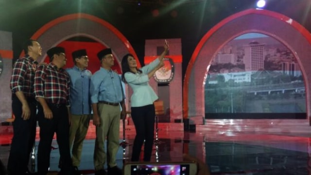 Ira Koesno Selfie dengan Cagub dan Cawagub (Foto: Akbar Ramadhan/kumparan)