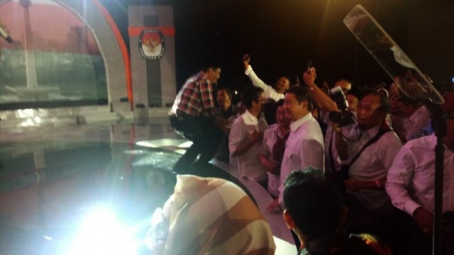 Djarot Menyapa Pendukung Usai Debat (Foto: Akbar Ramadhan/kumparan)