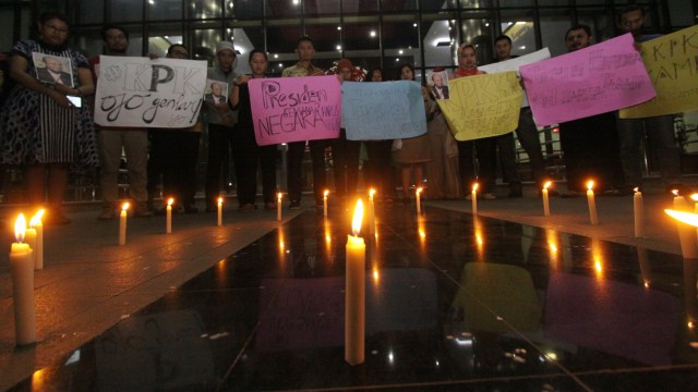 Aksi damai di halaman Gedung Merah Putih, KPK. (Foto: ANTARA/Reno Esnir)