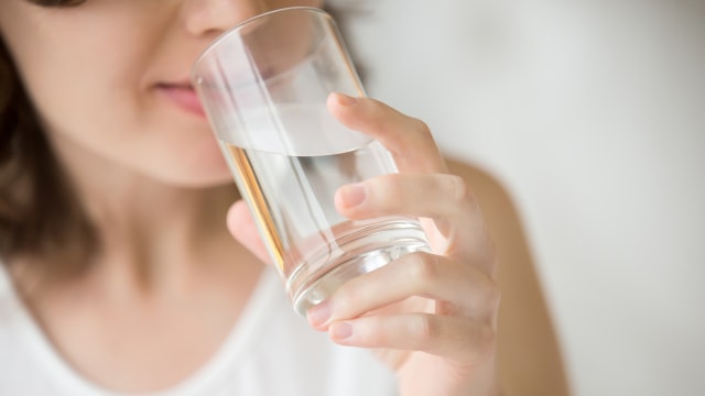Rutin minum air putih agar tidak dehidrasi dan urine berwarna bening. Foto: Thinkstock