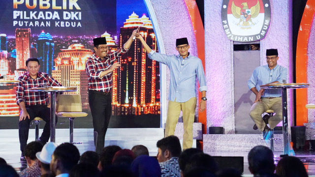 Aksi Djarot dan Sandi saat debat pilkada DKI. (Foto: Aditia Noviansyah/kumparan)