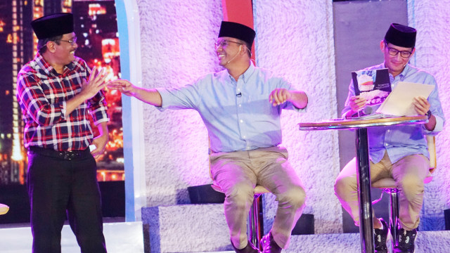 Djarot bergurau dengan Anies saat debat. (Foto: Aditia Noviansyah/kumparan)