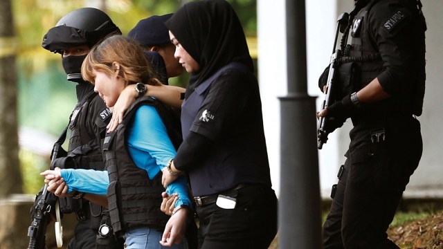 Doan Thi Huong dikawal polisi menuju pengadilan. Foto: Reuters/Lai Seng Sin