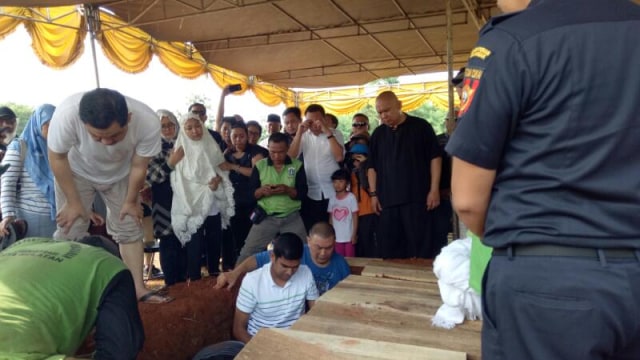 Suasana pemakaman presenter Leo Loemanto (Foto: Suasana pemakaman presenter Leo Loemanto)