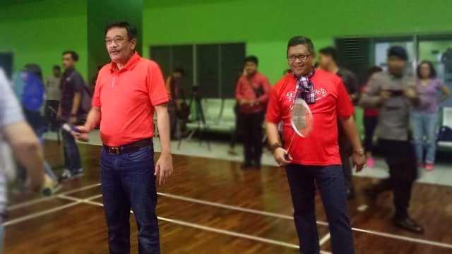 Djarot bermain bulu tangkis di GOR Kuningan. (Foto: Nadia Jovita Injilia Riso/kumparan)