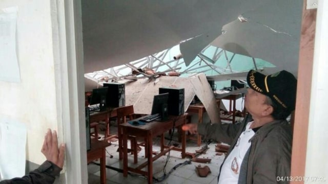 Atap sekolah SMP PGRI 2 Tenjo Rubuh (Foto: Dok. H. Saitibi)
