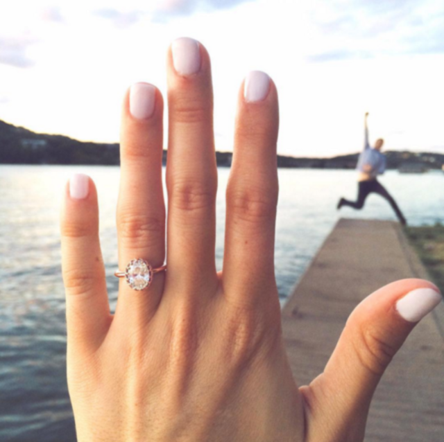 11 Foto Inspirasi untuk Pamer Cincin Tunanganmu!