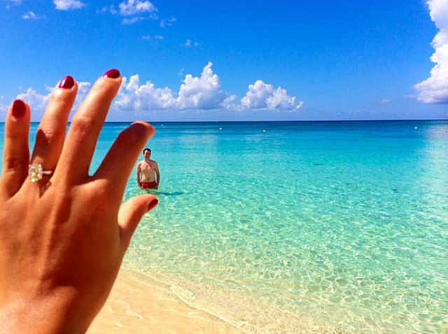 11 Foto Inspirasi untuk Pamer Cincin Tunanganmu! (7)