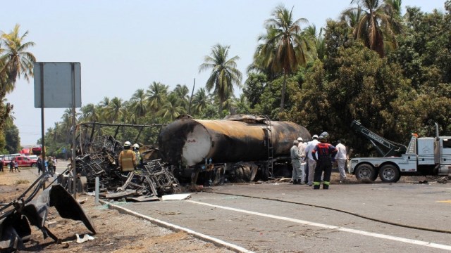 Kecelakaan truk tangki bahan bakar. (Foto: Reuters)