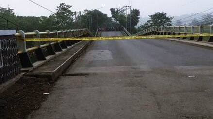 Jembatan Cipamingkis Ambruk (Foto: Dok. Sutopo Purwo Nugroho)