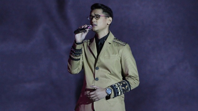 Afgan bernyanyi di Konser Rossa. (Foto: Munady Widjaja)