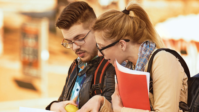 Ilustrasi Orang Pakai Kacamata. (Foto: Thinkstock)