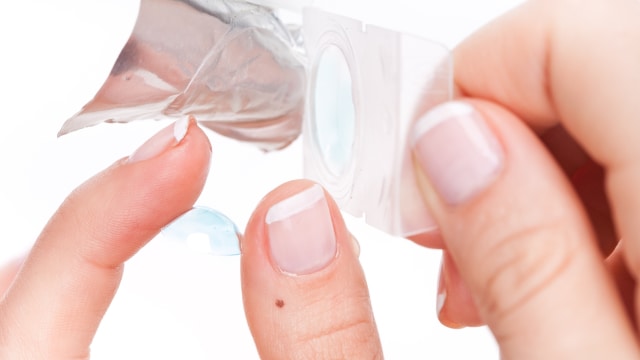 Tips Cara Pakai Lensa Kontak. (Foto: Thinkstock)