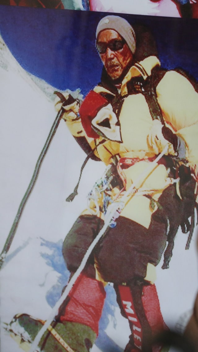 Min Bahadur di puncak Everest. (Foto: AP)
