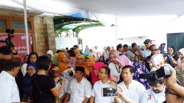 Anies disambut warga Tebet Barat. (Foto: Ainul Qalbi/kumparan)